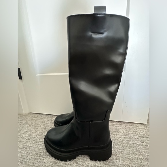 Black knee high lug style boot - Picture 2 of 3
